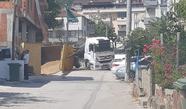 İnşaata kum getirdi yığılıp kaldı!