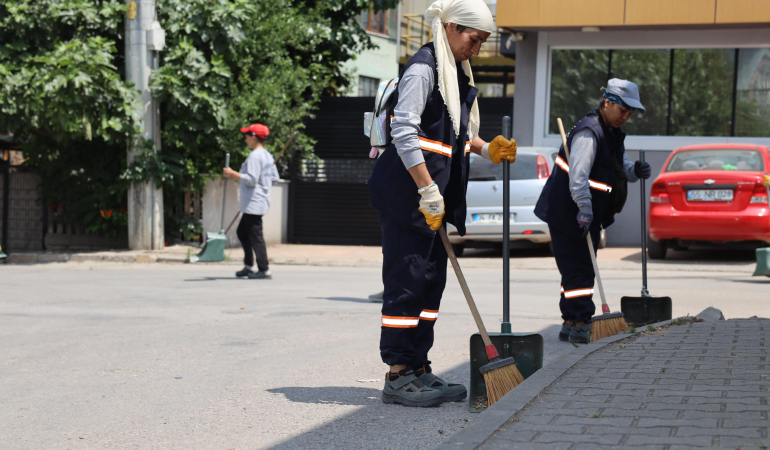 Temizlikte Kadın Eli:  ‘Körfez Onların Emeğiyle Güzelleşiyor’