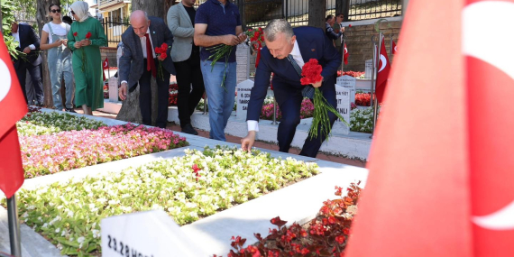 Aktaş ve Büyükakın, dua okudu, karanfil bıraktı