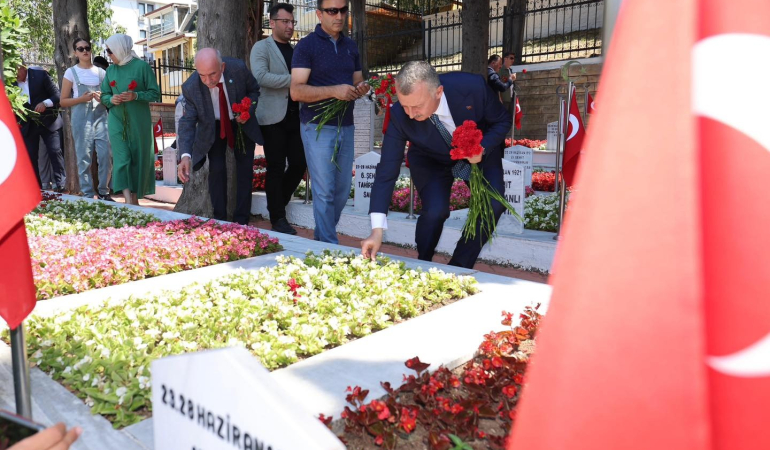 Aktaş ve Büyükakın, dua okudu, karanfil bıraktı