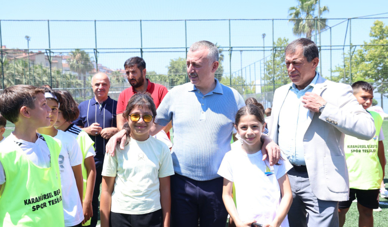 Büyükakın, gençlerle iç içe