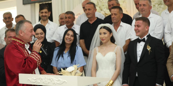 Düğüne gitti, proje inceledi, vatandaşla sohbet etti