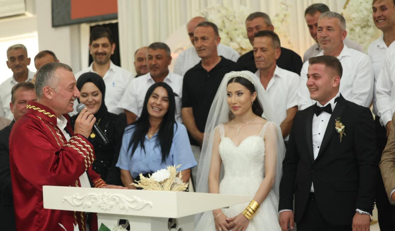 Düğüne gitti, proje inceledi, vatandaşla sohbet etti