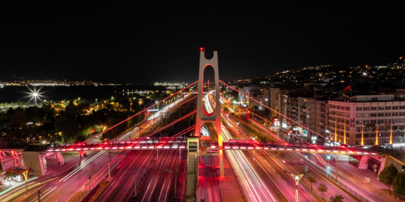 Kocaeli’de üst geçitler al bayrağın renkleriyle ışıldadı