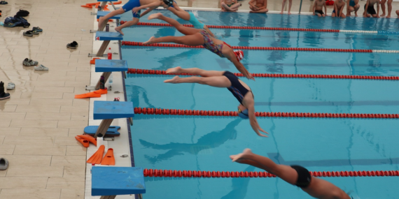 İzmit’te Çocuklar, İzmit Belediyesi ile yüzme öğreniyor