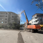 Derince'de ağır hasarlı binaya ilk kepçe vuruldu (1)