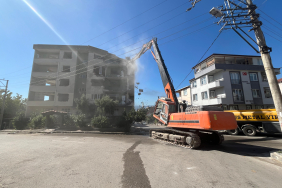 Derince'de ağır hasarlı binaya ilk kepçe vuruldu (1)
