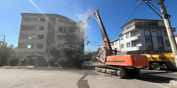 Derince’de ağır hasarlı binaya ilk kepçe vuruldu