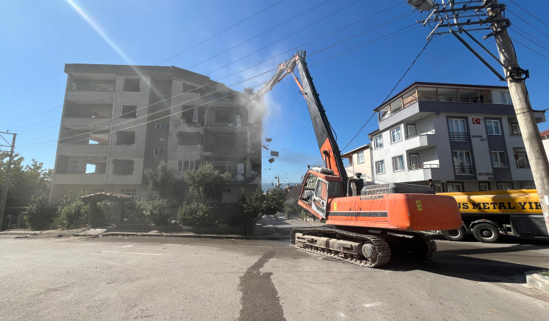 Derince’de ağır hasarlı binaya ilk kepçe vuruldu