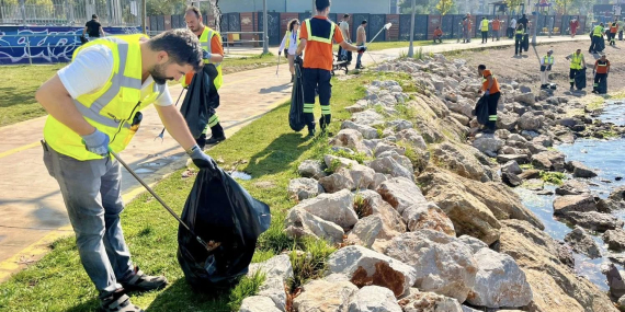Kıyılarda yarım saatte kilolarca atık toplandı