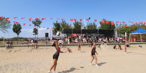 Derince Harikalar Sahili’nde Voleybol şöleni