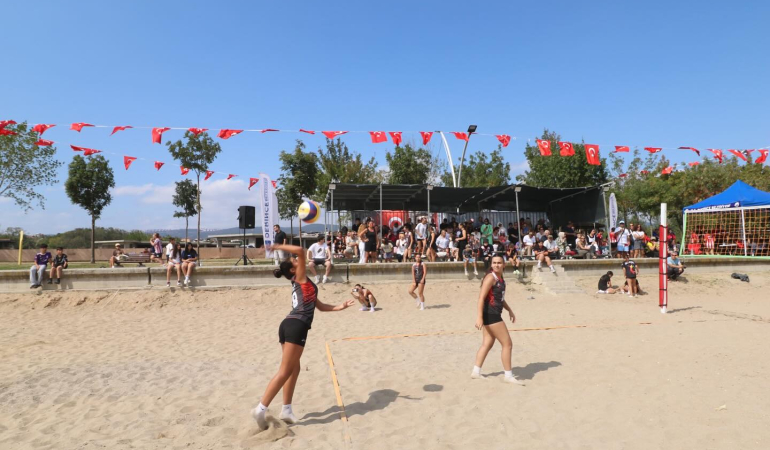 Derince Harikalar Sahili’nde Voleybol şöleni