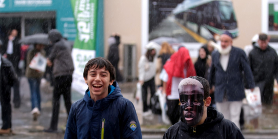 “Dışarıda yağmur var aldırmıyorum”