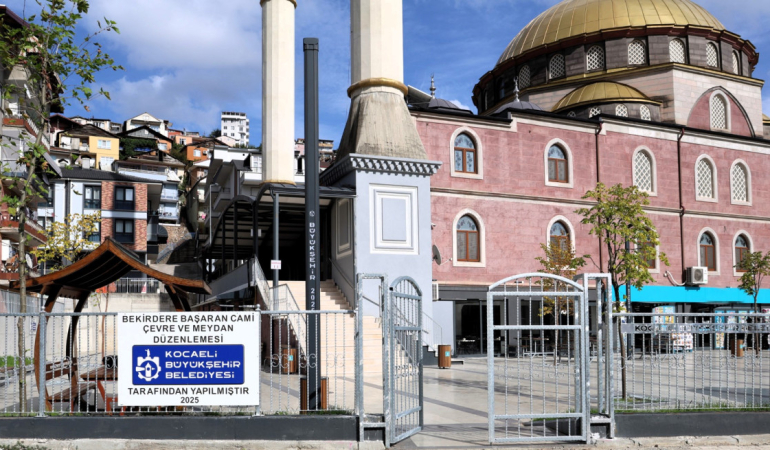Büyükşehir, İzmit Başaran Camii Meydanı’nı yeniledi