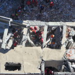 Kocaeli'de çöken 7 katlı binanın enkazında arama kurtarma çalışmaları sürüyor