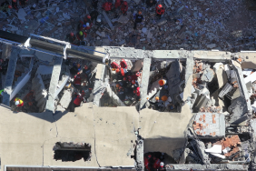 Kocaeli'de çöken 7 katlı binanın enkazında arama kurtarma çalışmaları sürüyor