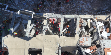 Kocaeli'de çöken 7 katlı binanın enkazında arama kurtarma çalışmaları sürüyor