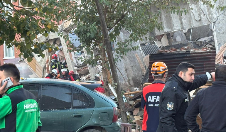 Çöken binadaki 2 kişi memleketine gitmiş! Enkaz altında 5 kişi olduğu tahmin ediliyor