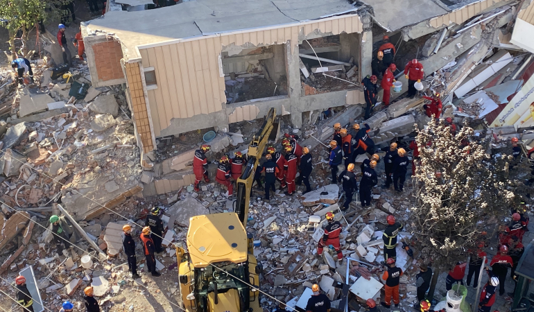 Enkaz altındaki ailenin kimlikleri belirlendi