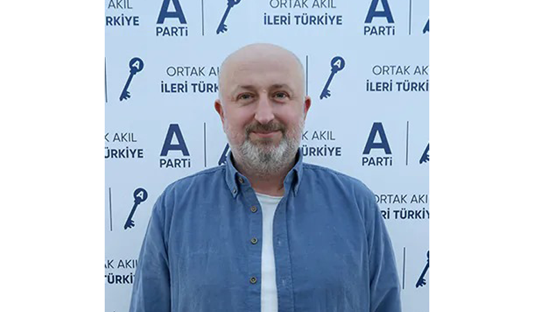 Parti kuruluş yıldönümüne günler kala Anahtar Parti’de şok istifa