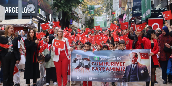 Cumhuriyet, çocukların adımlarıyla renklendi