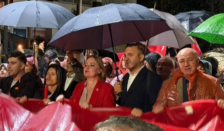 Körfez’de Cumhuriyet aşkı yağmura meydan okudu!