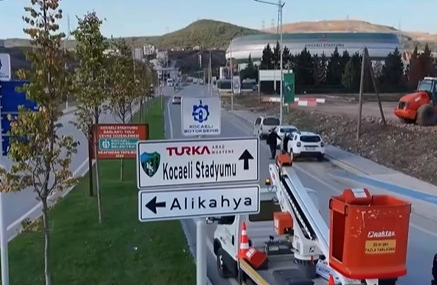 Stadyum yolunda tabelalar yenilendi