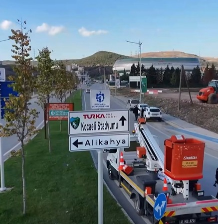 Stadyum yolunda tabelalar yenilendi