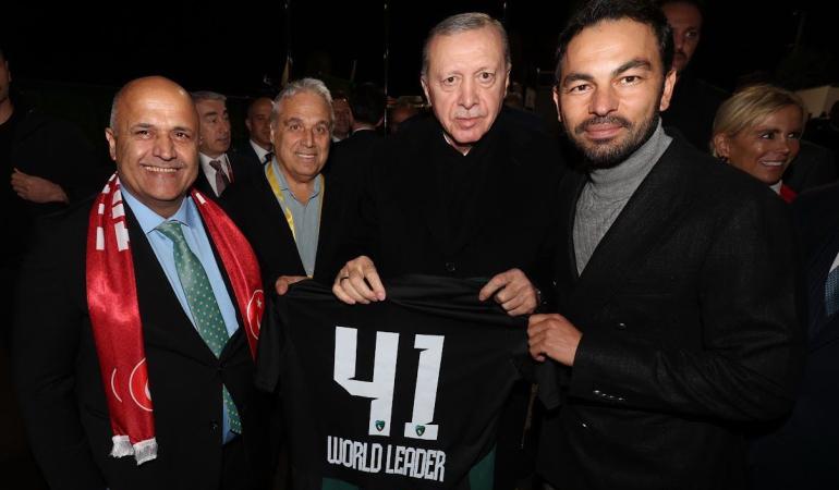 Cumhurbaşkanı Erdoğan’a Kocaelispor forması takdim edildi!