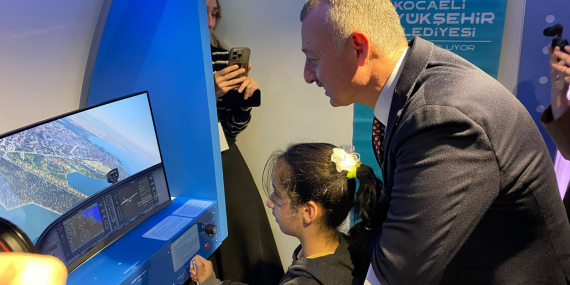 Tahir Büyükakın, öğrencilerle birlikte UçakPark’ı gezdi