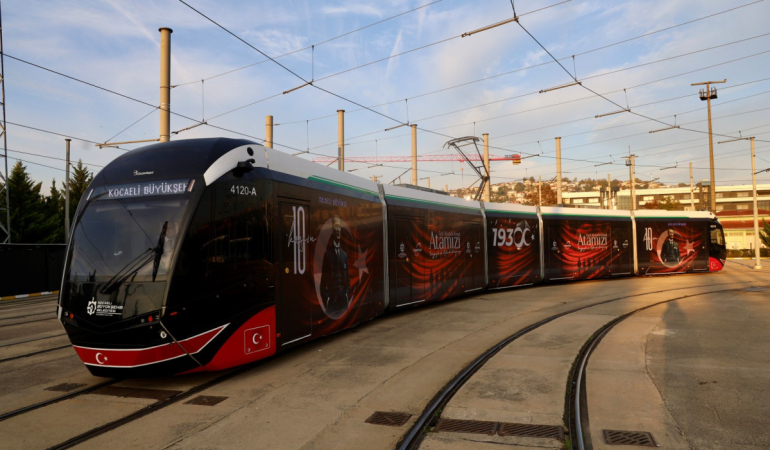 Otobüs ve tramvaylarda Ata’ya saygı