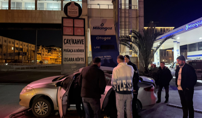 Sürücü tabelayı yıkarak durabildi